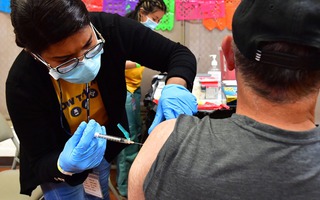 CDC Mỹ điều chỉnh hàng loạt khuyến nghị phòng Covid-19: Không còn giữ khoảng cách và cách ly