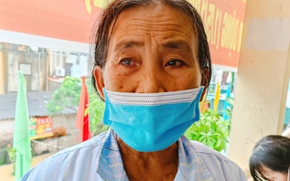 Trung tâm y tế ở Nghệ An bị cô lập trong lũ, bệnh nhân khóc nấc khi nhắc đến nhà cửa