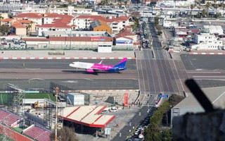 Sân kèo cá cược nhà cái Gibraltar - Đường băng duy nhất trên thế giới giao nhau với một con đường