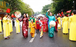 Hàng ngàn người đồng diễn tại Lễ kèo nhà cái malaysia Áo dài du lịch Hà Nội 2023 trên phố đi bộ Hồ Hoàn Kiếm