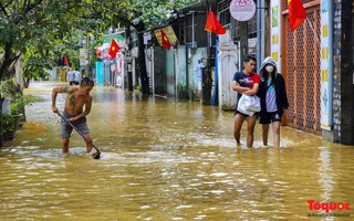 Nước lũ rút chậm, người dân trực tiếp bóng đá kèo nhà cái Huế bì bõm dọn dẹp, đi mua lương thực