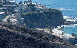 Hình ảnh cháy rừng dữ dội tái bùng phát ở California