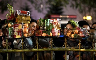 Biển người đội mưa vái vọng, dự lễ kèo nhà cái euro đền kèo nhà cái euro diễn ra vào lúc nửa đêm