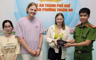 Trao trả tài sản cho du khách nước keo nha cai 5oài bị đánh rơi