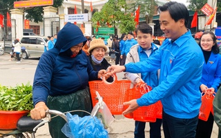 Hà kèo nhà cái malaysia: Tặng làn nhựa cho người dân đi chợ