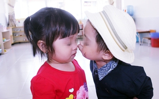 Bé gái học mẫu giáo bị bạn nam cùng lớp hôn môi, cô giáo xử trí khéo léo khiến phụ huynh hết mực yên tâm: Giáo dục giới tính tỷ lệ kèo nhà cái trẻ cần nhớ điều này