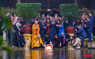 Chủ tịch nước Lương Cường cùng kiều kèo nhà cái 88o dâng hương, thả cá chép tiễn ông Công, ông Táo