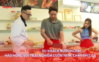 Ăn Tết Việt: Du khách nước ngoài hào hứtỷ lệ kèo nhà cái với trải nghiệm cuốn nem, chặt thịt gà