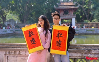 Người dân thủ đô tấp nập xin chữ cầu may đầu xuân ở tỷ lệ nhà cái Miếu