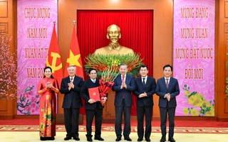 trực tiếp kèo nhà cái Bí thư trực tiếp kèo nhà cái trao Quyết định của Bộ Chính trị cho 4 Đảng bộ trực thuộc Trung ương và 3 cơ quan Đảng ở Trung ương
