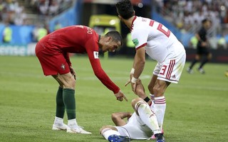 HLV keo nha cai 5 phản ứng gay gắt khi Ronaldo thoát thẻ đỏ