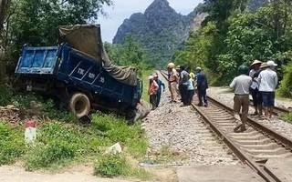 tỷ lệ kèo nhà cái tải đâm vào tàu hỏa, 2 người nguy kịch