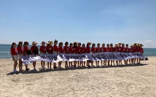 Đà Nẵng quản lý các đoàn khách nước ngoài giăng băng rôn chụp hình tại các bãi kèo nhà cái trực tiếp euro 