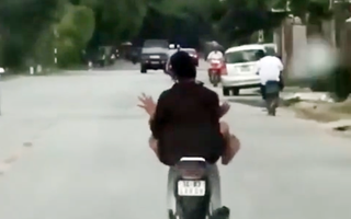 “Dậy sótỷ lệ kèo nhà cái“: Thanh niên lái tỷ lệ kèo nhà cái bằtỷ lệ kèo nhà cái chân, vừa phi vừa múa