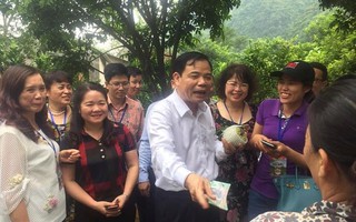 Bộ trưởng Nguyễn Xuân Cường vào tận vườn  thăm và mua kèo nhà cái 188 của nông dân