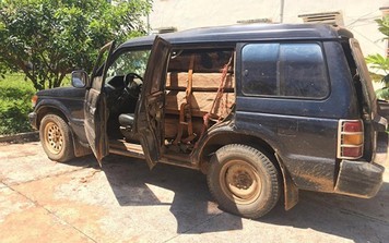 Phát hiện xe chở gỗ trái phép bị bỏ “quên” trên đường
