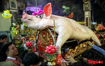 Rước 17 "ông lợn" trong đêm ở làng La Phù, Hà Nội