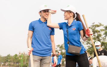Sau khi công khai tình cảm, Bình An và Á hậu Phương Nga thoải mái chăm sóc nhau không né tránh ống kính