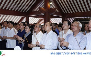 Thủ tướng và Chủ tịch Quốc hội dâng hương tưởng niệm Chủ tịch Hồ Chí Minh
