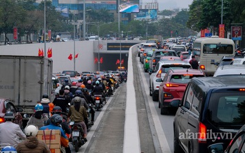 Hà Nội, ngày làm việc cuối cùng trước nghỉ Tết: Đường nội đô đông nghịt, bến xe vắng lặng đến ngỡ ngàng