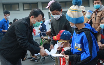 "Chuyến xe yêu thương" giúp nhiều bệnh nhân nghèo về quê đón Tết