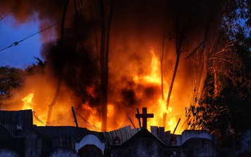 Hà Nội: Cháy lớn bãi nhựa cạnh nghĩa địa, cột khói đen kịt bốc cao hàng chục mét