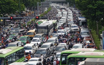 TP.HCM: Kẹt xe hơn 2 tiếng, hành khách đi sân bay Tân Sơn Nhất kéo vali cuốc bộ