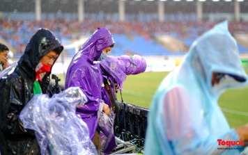Hình ảnh những phóng viên ảnh dầm mưa ghi lại khoảnh khắc vàng của bóng đá Việt Nam