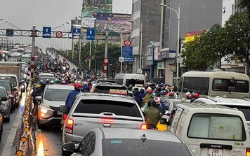 Hà Nội: Mưa lớn kèm tắc đường, nhiều phương tiện bất chấp đi vào làn ngược chiều, cầu Vĩnh Tuy càng ùn tắc nghiêm trọng