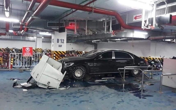 Hà Nội: Xe sang Mercedes Maybach tông loạt xe máy ở hầm chung cư, một người bị thương
