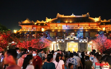 Du khách chen chân tham quan Đại Nội về đêm, xem chương trình nghệ thuật "Hoàng Cung giao hòa"