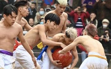 Trai làng Thuý Lĩnh, Hà Nội so tài đọ sức trong lễ hội vật cầu đầu năm