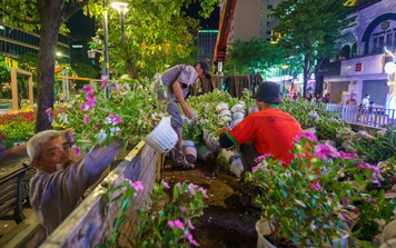 Hàng trăm công nhân xuyên đêm tháo dỡ đường hoa Nguyễn Huệ