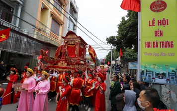 Hà Nội: Hàng ngàn người tham dự rước kiệu Bà tại Lễ hội đền Hai Bà Trưng