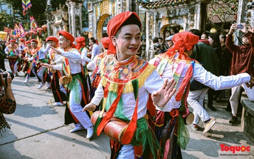 Những chàng trai Hà Nội thoa phấn, tô son múa điệu "con đĩ đánh bồng" trong lễ hội làng Triều Khúc