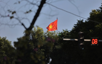 Đường phố Hà Nội rực rỡ cờ hoa chào mừng kỷ niệm 93 năm thành lập Đảng Cộng sản Việt Nam