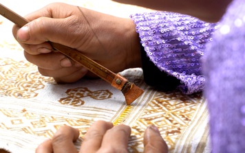 Nghệ thuật vẽ hoa văn bằng sáp ong trên vải lanh của người Mông