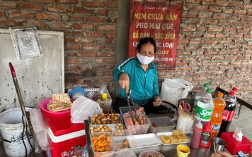 Câu chuyện về người phụ nữ Hà Nội bán nem chua rán nuôi con trưởng thành, nghỉ hẳn 5 tháng đi du lịch 5 nước châu Âu