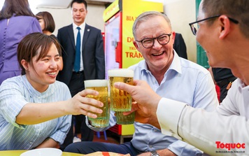 Thủ tướng Úc thưởng thức bia hơi, ăn bánh mỳ trên phố phường Hà Nội