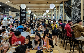 Hà Nội: Người dân đổ xô vào trung tâm thương mại tránh nắng nóng hầm hập kèm mất điện