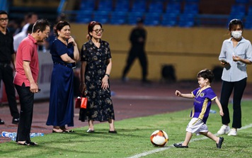 Ba thế hệ nhà bầu Hiển cùng đá bóng vui đùa sau trận Hà Nội 1-0 Nam Định
