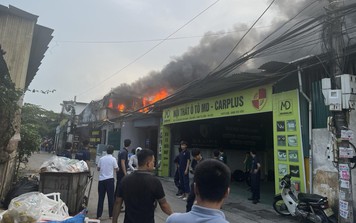 Hà Nội: Cháy lớn tại gara ô tô, cột khói bốc cao hàng chục mét
