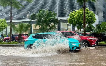 Hà Nội sau mưa ngập đường, xe điện lại ghi điểm cộng