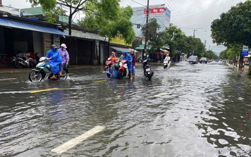 Nhiều tuyến đường ở thành phố Tam Kỳ ngập cục bộ sau mưa lớn