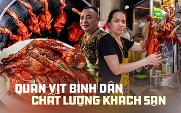 Chồng bỏ việc bếp trưởng khách sạn 4 sao về cùng vợ mở quán vịt quay bình dân, có ngày làm vài trăm con giao khắp các tỉnh thành