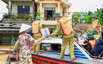 Hình ảnh cuộc sống của người dân Quảng Bình trong "tứ bề nước lũ"