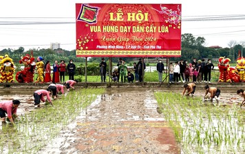 Phú Thọ sôi nổi Lễ hội Vua Hùng dạy dân cấy lúa
