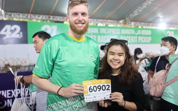 VPBank VnExpress Marathon Ho Chi Minh City Midnight: Những khoảnh khắc ấn tượng ngày đầu nhận bib