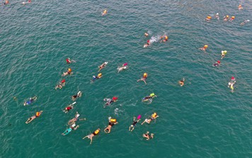 Hàng trăm VĐV tranh tài giải bơi biển và đua sup “Vượt sóng mùa hè Đà Nẵng 2024” 