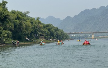 Đua thuyền truyền thống trên sông Son